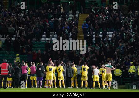 Buckie Thistle Spieler applaudieren ihren Fans nach dem Spiel der vierten Runde des Scottish Cup im schottischen Celtic Park. Bilddatum: Sonntag, 21. Januar 2024. Stockfoto