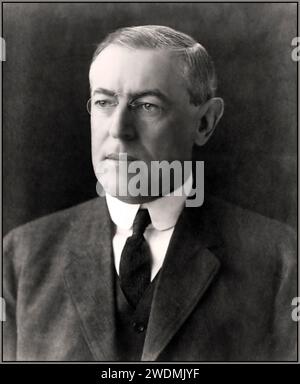 Woodrow Wilson (1912) Präsident der Vereinigten Staaten Thomas Woodrow Wilson, Kopf-und-Schulter-Studio B&W formelles Porträt, mit Blick auf die Kamera nach links. Stockfoto