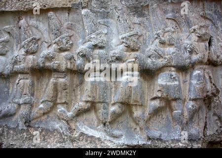 Yazılıkaya Felsentempel, Reliefgravierung auf der Felsoberfläche - zwölf Unterwelt Godsa - Heiligtum in der Nähe der hethitischen Hauptstadt Hattusa, Türkiye Stockfoto