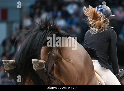 Leipzig, Deutschland. Januar 2024. Reitsport/Springen, Weltmeisterschaft, Springturnier mit Sprungbrett, Sprungbrett. Annina Nordström aus Finnland reitet Fuzhou durch den Kurs. Quelle: Hendrik Schmidt/dpa/Alamy Live News Stockfoto