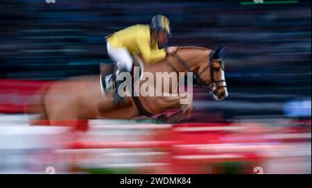 Leipzig, Deutschland. Januar 2024. Reitsport/Springen, Weltmeisterschaft, Springturnier mit Sprungbrett, 1. Runde. Yuri Mansur aus Brasilien reitet Vitiki durch den Kurs. Quelle: Hendrik Schmidt/dpa/Alamy Live News Stockfoto