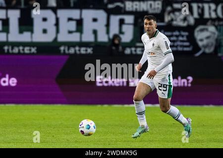 Joe Scally (Borussia M?nchengladbach, #29) am Ball 1. FUSSBALL-BUNDESLIGA: BORUSSIA M?NCHENGLADBACH - FC AUGSBURG, M?NCHENGLADBACH, BORUSSIA-PARK DFL-VORSCHRIFTEN VERBIETEN JEDE VERWENDUNG VON FOTOGRAFIEN ALS BILDSEQUENZEN UND/ODER QUASI-VIDEO. Stockfoto