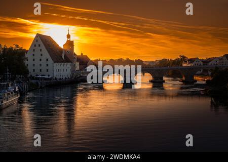 REGENSBURG, DEUTSCHLAND - 16. SEPTEMBER - historische Steinbrücke bei Sonnenuntergang in Regensburg, Deutschland am 16. September 2023. Stockfoto