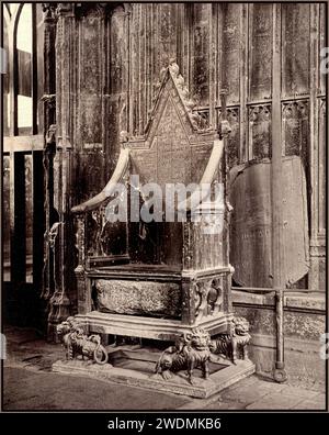 Krönungsstuhl mit Stone of Scone, Westminster Abbey London UK CA. 1875-ca. 1885 (Foto) 1307 (Krönungsstuhl) London, Greater London, England, Vereinigtes Königreich Albumendrucke Stiftskirchen Westminster Abbey, London, England Collegiate Church of Saint Peter, Westminster, London, England Kathedralen religiöse Innenräume Throne Zeremonialstühle Zeremonialgegenstände Stone of Scone Stockfoto