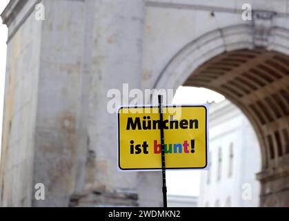 Sonntag, 21. Januar 2024, München ist bunt, Demo gegen rechts, Demonstration in München abgebrochen, Andrang zu groß, größte Proteste seit Jahrzehnten, starkes Zeichen setzen gegen Rechtsruck in Deutschland, Wahlergebnis, Politik der Ampel, rassistisch der Veranstalter spricht von 200 000 Teilnehmenden, die Polizei von 100 000. Erwartet wurden 30 000, AFD, Nazi, FAschisten *** Sonntag, 21. Januar 2024, München ist bunt, Demonstration gegen die Rechte, Demonstration in München abgesagt, Menschenmassen zu groß, größte Proteste seit Jahrzehnten, ein starkes Signal gegen den Rechtsruck in Deutschland Stockfoto