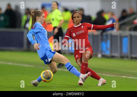 Taylor Hinds of Liverpool spielt den Ball jenseits des Jess Park of Manchester City während des FA Women's Super League Matches Manchester City Women vs Liverpool Women im Joie Stadium, Manchester, Großbritannien, 21. Januar 2024 (Foto: Conor Molloy/News Images) Stockfoto