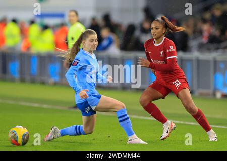 Taylor Hinds of Liverpool spielt den Ball jenseits des Jess Park of Manchester City während des FA Women's Super League Matches Manchester City Women vs Liverpool Women im Joie Stadium, Manchester, Großbritannien, 21. Januar 2024 (Foto: Conor Molloy/News Images) Stockfoto