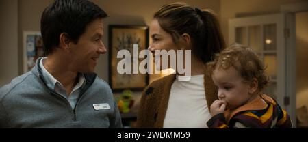 MARK WAHLBERG und MICHELLE MONAGHAN im FAMILIENPLAN (2023) unter der Regie von SIMON CELLAN JONES. Beschreibung: Apple Original Films Skydance Media / Album Stockfoto