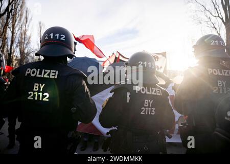 München, Bayern, Deutschland. Januar 2024. Gemeinsam gegen Rechts - für Demokratie und Vielfalt, große Demonstration gegen Rechtsextremismus und Faschismus, aufgerufen von einer breiten Allianz der Zivilgesellschaft, protestieren mehr als 250,000 Menschen gegen die rechte AFD-Partei und jedes žNazis im Stadtzentrum von Munichs. Die Demonstration wurde wegen der großen Zahl von Teilnehmern ausgesetzt. (Kreditbild: © Andreas Stroh/ZUMA Press Wire) NUR REDAKTIONELLE VERWENDUNG! Nicht für kommerzielle ZWECKE! Stockfoto