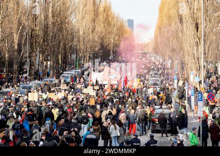 München, Bayern, Deutschland. Januar 2024. Gemeinsam gegen Rechts - für Demokratie und Vielfalt, große Demonstration gegen Rechtsextremismus und Faschismus, aufgerufen von einer breiten Allianz der Zivilgesellschaft, protestieren mehr als 250,000 Menschen gegen die rechte AFD-Partei und jedes žNazis im Stadtzentrum von Munichs. Die Demonstration wurde wegen der großen Zahl von Teilnehmern ausgesetzt. (Kreditbild: © Andreas Stroh/ZUMA Press Wire) NUR REDAKTIONELLE VERWENDUNG! Nicht für kommerzielle ZWECKE! Stockfoto