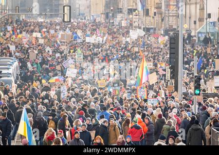 München, Bayern, Deutschland. Januar 2024. Gemeinsam gegen Rechts - für Demokratie und Vielfalt, große Demonstration gegen Rechtsextremismus und Faschismus, aufgerufen von einer breiten Allianz der Zivilgesellschaft, protestieren mehr als 250,000 Menschen gegen die rechte AFD-Partei und jedes žNazis im Stadtzentrum von Munichs. Die Demonstration wurde wegen der großen Zahl von Teilnehmern ausgesetzt. (Kreditbild: © Andreas Stroh/ZUMA Press Wire) NUR REDAKTIONELLE VERWENDUNG! Nicht für kommerzielle ZWECKE! Stockfoto