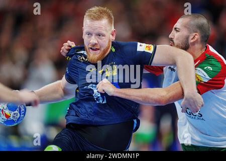 Der schwedische Jim Gottfridsson und der portugiesische Leonel Fernandes während des EHF-Europameisterspiels zwischen Portugal und Schweden in der Barclay Arena in Hamburg am Sonntag, den 21. Januar 2024 Stockfoto