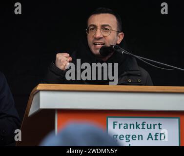 20. Januar 2024, Hessen, Frankfurt/Main: Der Oberbürgermeister von Frankfurt, Mike Josef, spricht bei einer Kundgebung auf dem Frankfurter Römerberg unter dem Motto „Demokratie verteidigen“, um gegen AfD und Rechtsextremismus zu demonstrieren. Foto: Frank Rumpenhorst/dpa Stockfoto