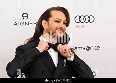 München, Deutschland. Januar 2024. 48. Deutscher Filmball: Riccardo Simonetti geht auf dem roten Teppich zur Veranstaltung. Der Deutsche Filmball findet erstmals nach der Corona-Pause wieder statt. Quelle: Felix Hörhager/dpa/Alamy Live News Stockfoto