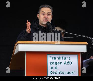 20. Januar 2024, Hessen, Frankfurt/Main: Der Publizist, Historiker und Pädagoge Meron Mendel spricht bei einer Kundgebung auf dem Frankfurter Römerberg unter dem Motto „Demokratie verteidigen“. Foto: Frank Rumpenhorst/dpa Stockfoto