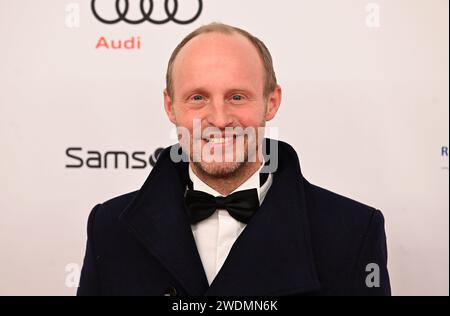 München, Deutschland. Januar 2024. 48. Deutscher Filmball: Schauspieler Florian Brückner geht auf dem roten Teppich zur Veranstaltung. Der Deutsche Filmball findet erstmals nach der Corona-Pause wieder statt. Quelle: Felix Hörhager/dpa/Alamy Live News Stockfoto