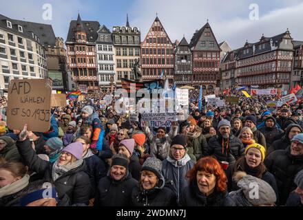 20. Januar 2024, Hessen, Frankfurt/Main: Tausende von Menschen nehmen an einer Demonstration auf dem Frankfurter Römerberg unter dem Motto "Demokratie verteidigen" Teil, um gegen AfD und Rechtsextremismus zu demonstrieren. Die Teilnehmer wollen ein Signal des Widerstands gegen rechtsgerichtete Aktivitäten senden. Foto: Frank Rumpenhorst/dpa Stockfoto