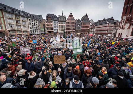 20. Januar 2024, Hessen, Frankfurt/Main: Tausende von Menschen nehmen an einer Demonstration auf dem Frankfurter Römerberg unter dem Motto "Demokratie verteidigen" Teil, um gegen AfD und Rechtsextremismus zu demonstrieren. Die Teilnehmer wollen ein Signal des Widerstands gegen rechtsgerichtete Aktivitäten senden. Foto: Frank Rumpenhorst/dpa Stockfoto