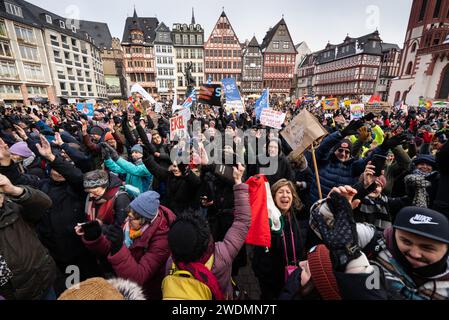 20. Januar 2024, Hessen, Frankfurt/Main: Tausende von Menschen nehmen an einer Demonstration auf dem Frankfurter Römerberg unter dem Motto "Demokratie verteidigen" Teil, um gegen AfD und Rechtsextremismus zu demonstrieren. Die Teilnehmer wollen ein Signal des Widerstands gegen rechtsgerichtete Aktivitäten senden. Foto: Frank Rumpenhorst/dpa Stockfoto