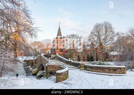 Die Dell Bridge, Port Sunlight, im Schnee Stockfoto