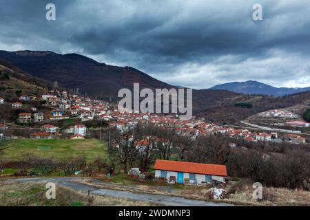 Panoramablick auf das Dorf Lechovo an einem bewölkten Wintertag. Lechovo ist ein schönes bergiges Dorf in der Präfektur Florina in der Region Mazedonien, Griechenland Stockfoto