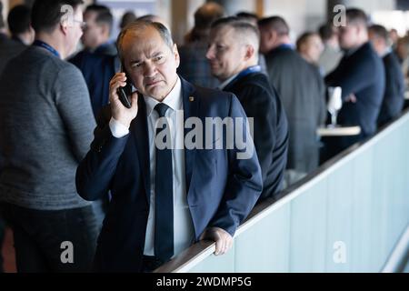 Dresden, Deutschland. Januar 2024. Octavian Ursu (CDU), Oberbürgermeister von Görlitz, spricht am Telefon bei der Landesvertreterversammlung der CDU Sachsen im Internationalen Kongresszentrum Dresden. Quelle: Sebastian Kahnert/dpa/Alamy Live News Stockfoto