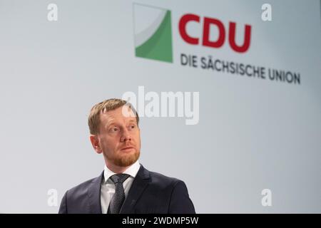 Dresden, Deutschland. Januar 2024. Michael Kretschmer (CDU), sächsischer Ministerpräsident, auf der Bühne der CDU-Landesvertreterversammlung Sachsen im Internationalen Kongresszentrum Dresden. Quelle: Sebastian Kahnert/dpa/Alamy Live News Stockfoto