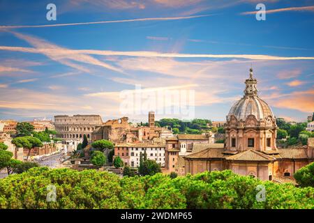 Aus der Vogelperspektive auf Rom, die Kuppel und das Kolosseum im Hinterhof, Italien Stockfoto