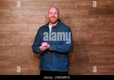 Glasgow, Schottland, Großbritannien. Januar 2024. Der schottische Comedian Ray Bradshaw veranstaltet einen Auftritt im Van Winkles Comedy Club für Glatzen, die ihm am ähnlichsten aussehen, während er seine Suche nach seinem ultimativen Doppelginger fortsetzt, bevor seine UK-Tour am Sonntag, den 25. Februar beginnt. Quelle: Craig Brown/Alamy Live News Stockfoto