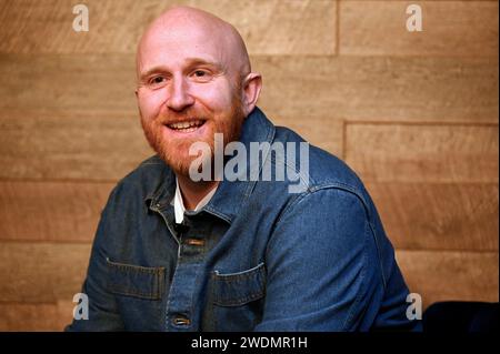 Glasgow, Schottland, Großbritannien. Januar 2024. Der schottische Comedian Ray Bradshaw veranstaltet einen Auftritt im Van Winkles Comedy Club für Glatzen, die ihm am ähnlichsten aussehen, während er seine Suche nach seinem ultimativen Doppelginger fortsetzt, bevor seine UK-Tour am Sonntag, den 25. Februar beginnt. Quelle: Craig Brown/Alamy Live News Stockfoto