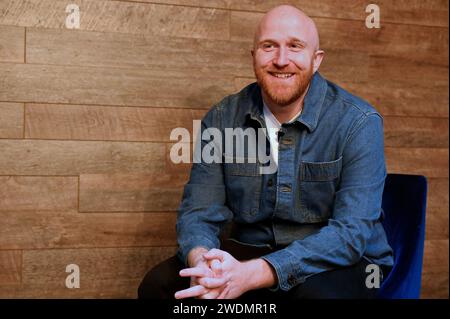 Glasgow, Schottland, Großbritannien. Januar 2024. Der schottische Comedian Ray Bradshaw veranstaltet einen Auftritt im Van Winkles Comedy Club für Glatzen, die ihm am ähnlichsten aussehen, während er seine Suche nach seinem ultimativen Doppelginger fortsetzt, bevor seine UK-Tour am Sonntag, den 25. Februar beginnt. Quelle: Craig Brown/Alamy Live News Stockfoto
