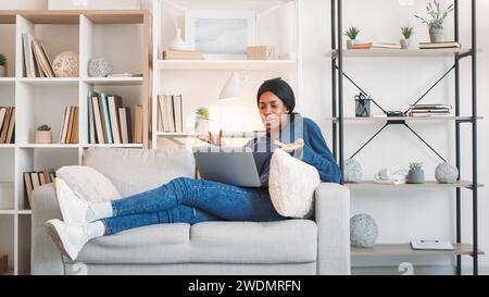 Internetproblem schlechte Verbindung Frau Laptop zu Hause Stockfoto
