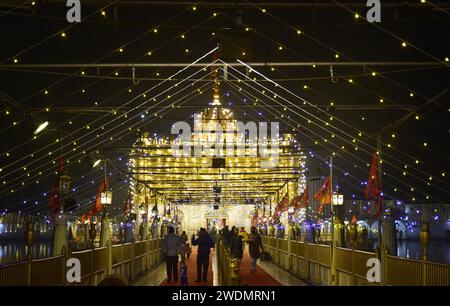 Amritsar, Indien. Januar 2024. AMRITSAR, INDIEN - 21. JANUAR: Blick auf den beleuchteten Durgiana-Tempel am Vorabend der „Pran Prathishtha“-Zeremonie für den RAM-Tempel, der am 21. Januar 2024 in Amritsar, Indien, in Ayodhya stattfindet. (Foto: Sameer Sehgal/Hindustan Times/SIPA USA) Credit: SIPA USA/Alamy Live News Stockfoto