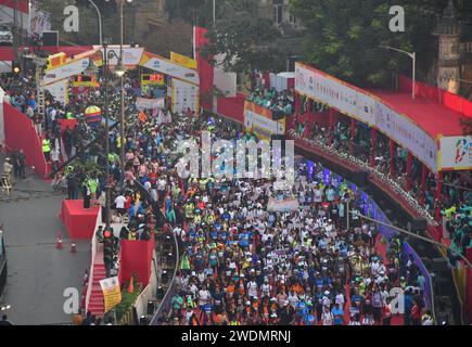 Mumbai, Indien. Januar 2024. MUMBAI, INDIEN - 21. JANUAR: Teilnehmer laufen während des TATA Mumbai Marathon 2024 am 21. Januar 2024 in Mumbai, Indien. (Foto: Bhushan Koyande/Hindustan Times/SIPA USA) Credit: SIPA USA/Alamy Live News Stockfoto