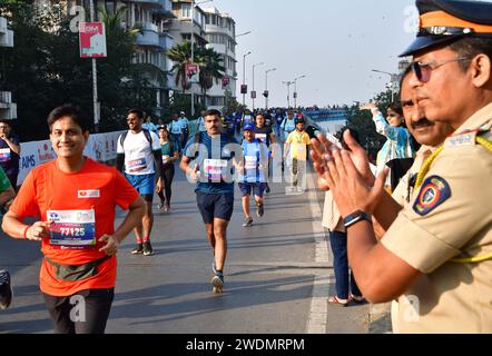 Mumbai, Indien. Januar 2024. MUMBAI, INDIEN - 21. JANUAR: Teilnehmer laufen während des TATA Mumbai Marathon 2024 am 21. Januar 2024 in Mumbai, Indien. (Foto: Bhushan Koyande/Hindustan Times/SIPA USA) Credit: SIPA USA/Alamy Live News Stockfoto