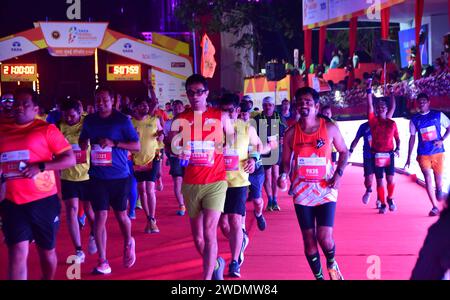 Mumbai, Indien. Januar 2024. MUMBAI, INDIEN - 21. JANUAR: Teilnehmer laufen während des TATA Mumbai Marathon 2024 am 21. Januar 2024 in Mumbai, Indien. (Foto: Bhushan Koyande/Hindustan Times/SIPA USA) Credit: SIPA USA/Alamy Live News Stockfoto