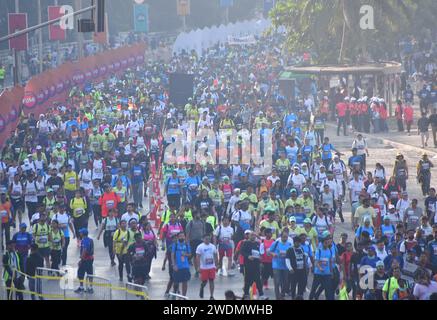 Mumbai, Indien. Januar 2024. MUMBAI, INDIEN - 21. JANUAR: Teilnehmer laufen während des TATA Mumbai Marathon 2024 am 21. Januar 2024 in Mumbai, Indien. (Foto: Bhushan Koyande/Hindustan Times/SIPA USA) Credit: SIPA USA/Alamy Live News Stockfoto