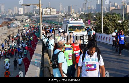 Mumbai, Indien. Januar 2024. MUMBAI, INDIEN - 21. JANUAR: Teilnehmer laufen während des TATA Mumbai Marathon 2024 am 21. Januar 2024 in Mumbai, Indien. (Foto: Bhushan Koyande/Hindustan Times/SIPA USA) Credit: SIPA USA/Alamy Live News Stockfoto