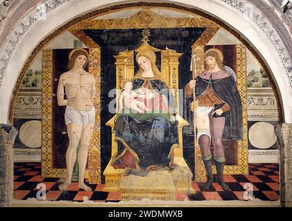 Italien Lombardei Comer See - Comer Basilika San Fedele, Giovanni Andrea de Magistris, Madonna thront mit Kind zwischen den Heiligen Sebastian und Rocco (1504) Stockfoto