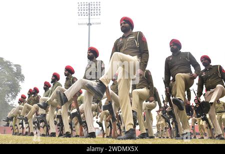 Amritsar, Indien. Januar 2024. AMRITSAR, INDIEN - 21. JANUAR: Polizeikräfte von Punjab nehmen am 21. Januar 2024 in Amritsar, Indien, an der Probe vor dem Tag der Republik Teil. (Foto: Sameer Sehgal/Hindustan Times/SIPA USA) Credit: SIPA USA/Alamy Live News Stockfoto