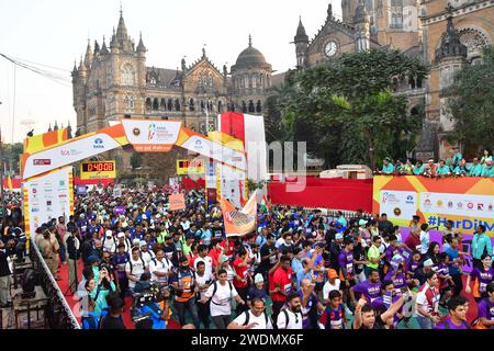 Mumbai, Indien. Januar 2024. MUMBAI, INDIEN - 21. JANUAR: Teilnehmer laufen während des TATA Mumbai Marathon 2024 am 21. Januar 2024 in Mumbai, Indien. (Foto: Bhushan Koyande/Hindustan Times/SIPA USA) Credit: SIPA USA/Alamy Live News Stockfoto