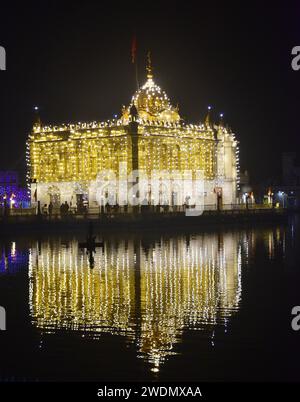 Amritsar, Indien. Januar 2024. AMRITSAR, INDIEN - 21. JANUAR: Blick auf den beleuchteten Durgiana-Tempel am Vorabend der „Pran Prathishtha“-Zeremonie für den RAM-Tempel, der am 21. Januar 2024 in Amritsar, Indien, in Ayodhya stattfindet. (Foto: Sameer Sehgal/Hindustan Times/SIPA USA) Credit: SIPA USA/Alamy Live News Stockfoto