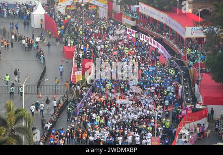 Mumbai, Indien. Januar 2024. MUMBAI, INDIEN - 21. JANUAR: Teilnehmer laufen während des TATA Mumbai Marathon 2024 am 21. Januar 2024 in Mumbai, Indien. (Foto: Bhushan Koyande/Hindustan Times/SIPA USA) Credit: SIPA USA/Alamy Live News Stockfoto