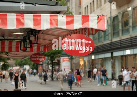 Verkauf von Nürnberger Würstchen mit einem Schild mit dem typischen Namen Weggla im Stadtzentrum von Nürnberg. Stockfoto