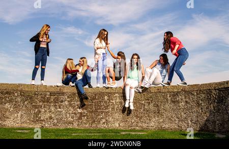 Eine Gruppe glücklicher Teenager-Mädchen, die an einem warmen, sonnigen Tag in Dundee, Schottland, einen unterhaltsamen Tag auf der Broughty Ferry verbringen Stockfoto