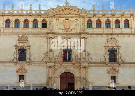 ALCALA, SPANIEN-Dezember,21.2021: Blick auf den Haupteingang und die Westfassade des Verwaltungsgebäudes der Universität von Alcala de Henares. Stockfoto