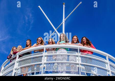 Eine Gruppe glücklicher Teenager-Mädchen, die an einem warmen, sonnigen Tag in Dundee, Schottland, einen unterhaltsamen Tag auf der Broughty Ferry verbringen Stockfoto