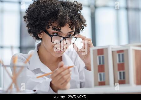 Die Architektin untersucht die Grundrisse des Hauses Stockfoto