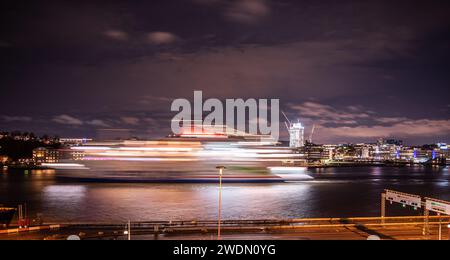 Göteborg, Schweden - 28. november 2021: Langzeitfoto einer Stela Line-Fähre, die Göteborg nachts verlässt. Stockfoto