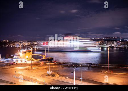 Göteborg, Schweden - 28. november 2021: Langzeitfoto einer Stela Line-Fähre, die Göteborg nachts verlässt. Stockfoto